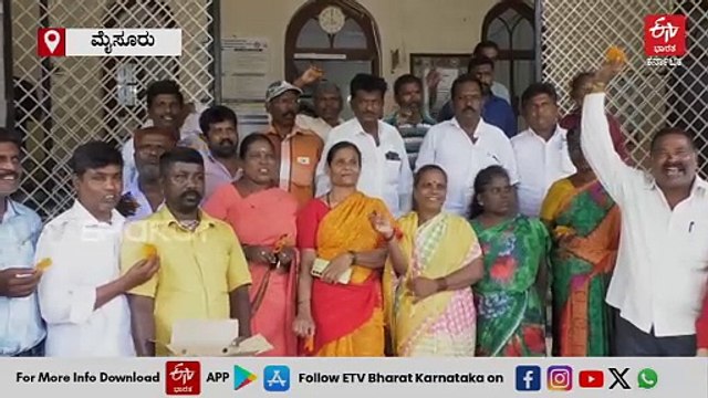 ಸ್ವಚ್ಛನಗರಗಳ ಪಟ್ಟಿಯಲ್ಲಿ ಮೈಸೂರಿಗೆ ಮೂರನೇ ಸ್ಥಾನ: ಪಾಲಿಕೆ ಮುಂದೆ ಸಿಹಿ ಹಂಚಿ ಸಂಭ್ರಮಿಸಿದ ಪೌರ ಕಾರ್ಮಿಕರು