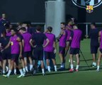 Lewandowski conversa con Roony Bardghji durante un entrenamiento del Barça