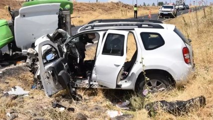 Traktörle otomobil çarpıştı: 1 ölü, 2 yaralı