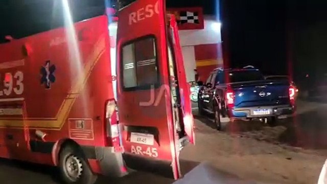 Acidente deixa dois feridos após motociclista invadir contração e bater em moto com casal e criança, em Arapiraca