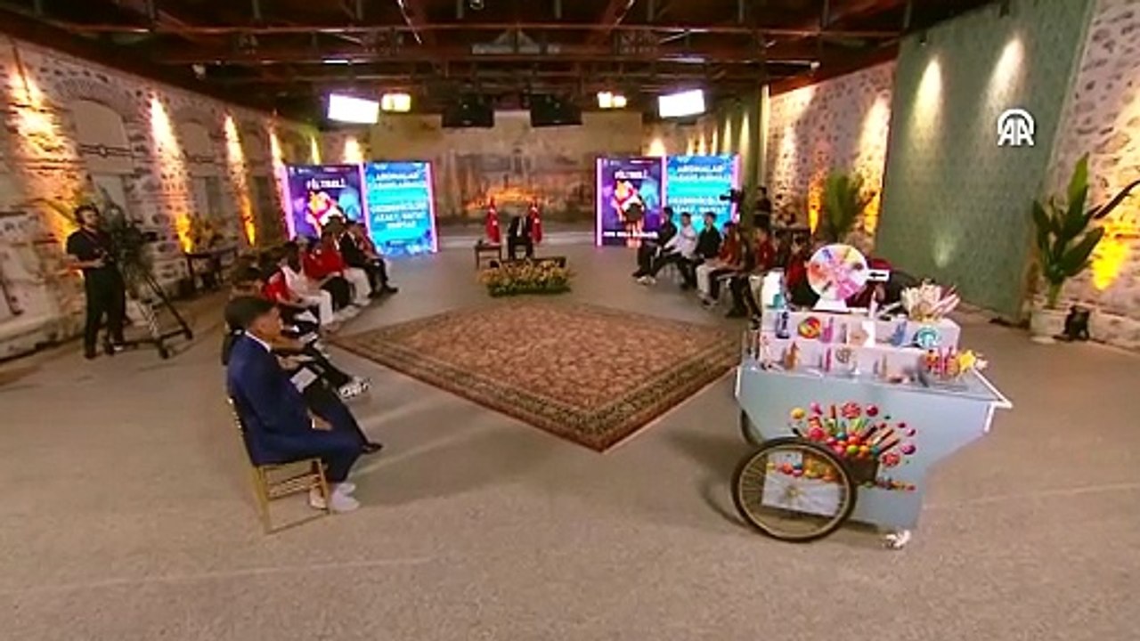 Cumhurbaşkanı Erdoğan ile ünlü futbolcu Kaan Ayhan arasında gülümseten çocuk diyaloğu! Öyle bir cevap verdi ki...