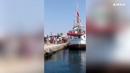 Salpata Freedom Flottilla da Gallipoli, 'a Gaza anche giocattoli e medicine'