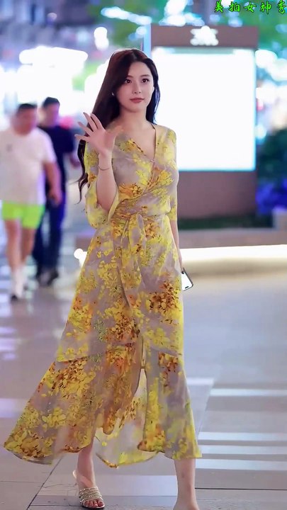 Every step she takes brushes the street like a gentle breeze｜Light Graceful Aura