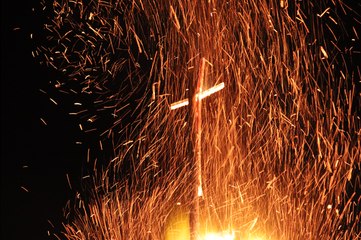 Mauvais présage : la croix du feu de la Saint-Clair a brûlé