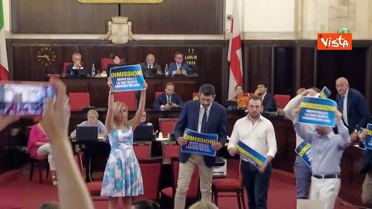 Protesta con cartelli al Consiglio Comunale di Milano, opposizione chiede le dimissioni della giunta