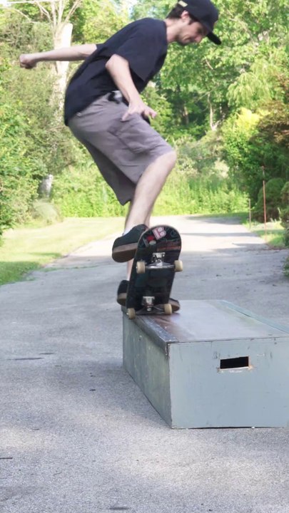 Skating my new skate box after fixing it Short