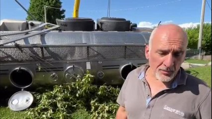 Camion si ribalta: 15mila litri di vino nel giardino di un privato