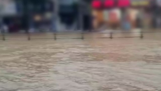 [제보영상 52번] 흙탕물로 도로 침수... 가게 안까지 들어와 / YTN