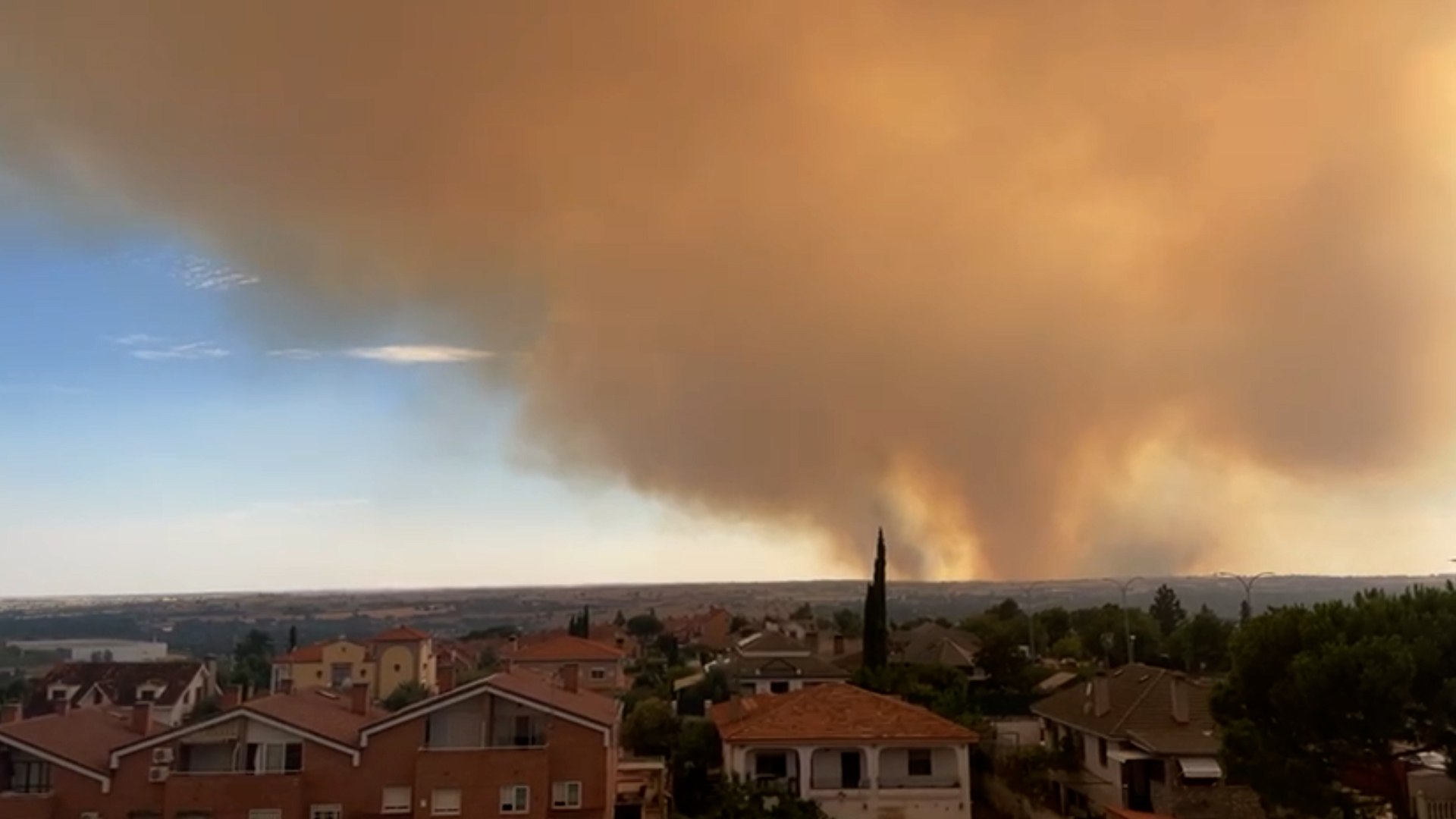 Una densa columna de humo comenz� a elevarse este jueves desde las sierras que rodean el municipio de M�ntrida, en Toledo, volvi�ndose visible desde numerosos puntos del sur de la Comunidad de Madrid. El inusual oscurecimiento del cielo a plena tarde ha sorprendido y alarmado a vecinos de localidades como M�stoles, Alcorc�n, El �lamo o Navalcarnero, muchos de los cuales salieron a la calle para observar el fen�meno.

El incendio, detectado por un vigilante fijo a las 15:02 horas, ha motivado la activaci�n del nivel 1 de emergencia operativa, debido al riesgo de que las llamas alcancen infraestructuras o bienes ajenos al entorno forestal. As� lo ha comunicado el Plan Infocam de la Junta de Comunidades de Castilla-La Mancha. Como medida preventiva, se ha ordenado el confinamiento de la urbanizaci�n Calypo-Fado, situada muy cerca del l�mite con la Comunidad de Madrid.