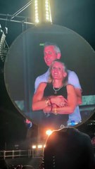 La kiss cam smaschera il presunto tradimento al concerto dei Coldplay - VIDEO