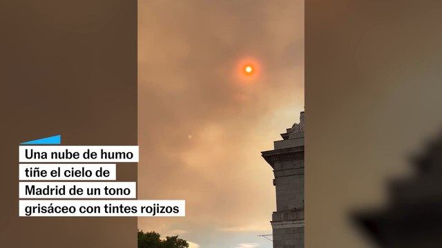 Una nube de humo causada por un incendio tiñe el cielo de Madrid