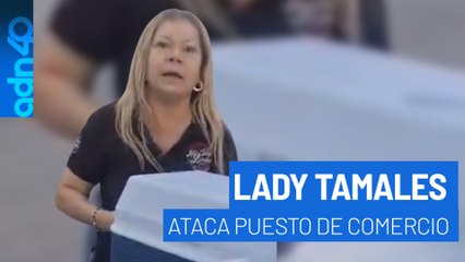 Aparece "Lady Tamales": tira un puesto por enojo, aunque no le estorbaba para salir con su auto