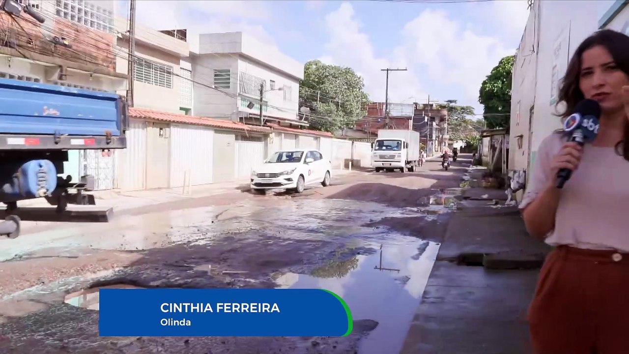 Crateras em vez de buracos: o desafio dos motoristas na estrada de Passarinho, Olinda