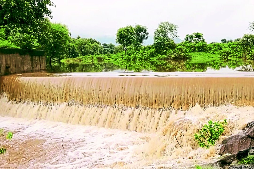 सकट में मेहरवान हुए बादल, एनिकट पर चली चादर.......