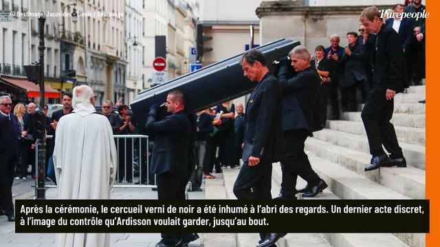 Ils avaient respecté le dress code et étaient des centaines aux côtés d'Audrey Crespo-Mara pour saluer une dernière fois Thierry Ardisson