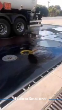 Caminhão de combustíveis tem vazamento em posto no Lago Sul