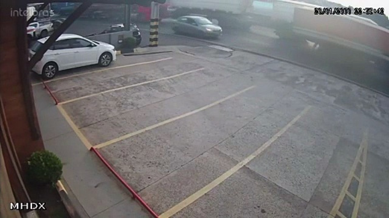 Imagens impressionantes! Acidente com caminhão desgovernado deixa 17 feridos