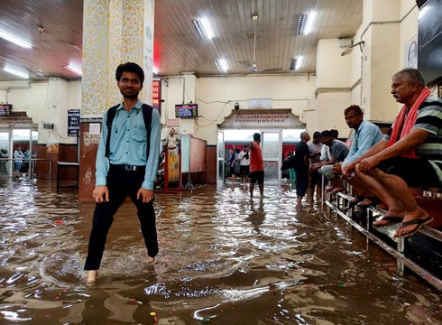 अजमेर में उफने झरने, सड़कें बन गई स्वीमिंग पूल