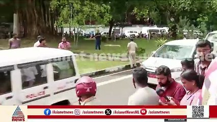 20 ദിവസത്തെ ഇടവേളയ്ക്ക് ശേഷം പൊലീസ് സുരക്ഷയിൽ കേരള സർവകലാശാലയിലെത്തി വി സി