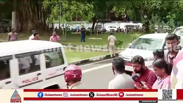 20 ദിവസത്തെ ഇടവേളയ്ക്ക് ശേഷം പൊലീസ് സുരക്ഷയിൽ കേരള സർവകലാശാലയിലെത്തി വി സി