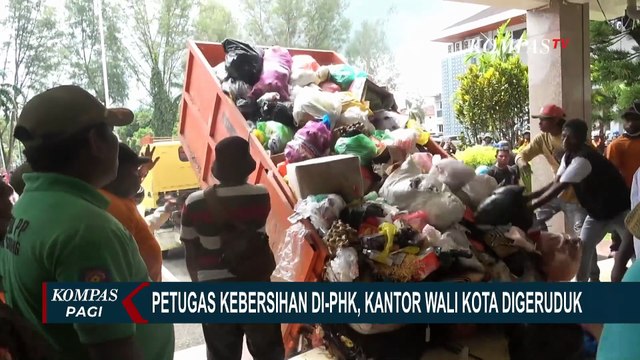 Petugas Kebersihan Sorong Protes PHK Massal, Tumpahkan Sampah di Kantor Wali Kota | KOMPAS PAGI