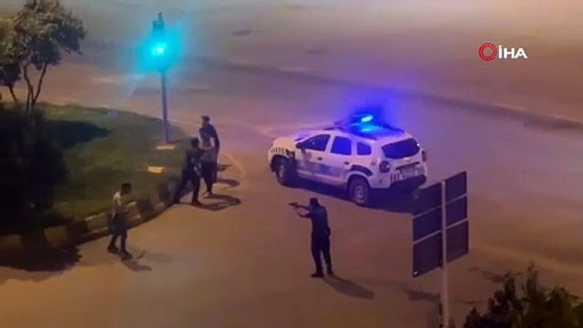 Eli silahlı şehir magandaları polis ile karşı karşıya geldi