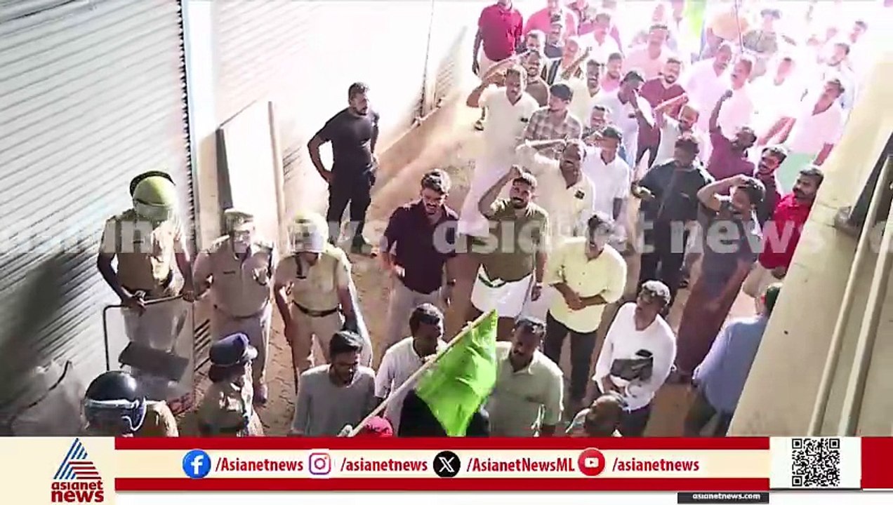 മുണ്ടക്കുളം KSEB ഓഫീസിനകത്തേക്ക് കയറി പ്രതിഷേധിച്ച് യൂത്ത് ലീഗ് പ്രവർത്തകർ