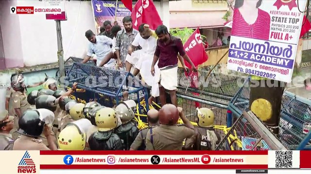 തോരാമഴയിലും തേവലക്കര സ്കൂളിലേക്ക് RYF പ്രതിഷേധം ശക്തം; പ്രവർത്തകരെ കസ്റ്റഡിയിലെടുത്ത് നീക്കുന്നു
