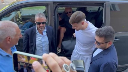 Napoli, ecco Beukema: foto e sorrisi prima delle visite mediche