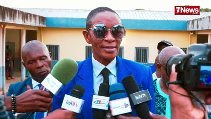 UNE FEMME QUI DÉCIDE DE MONTRER SES MUSCLES AUX HOMMES