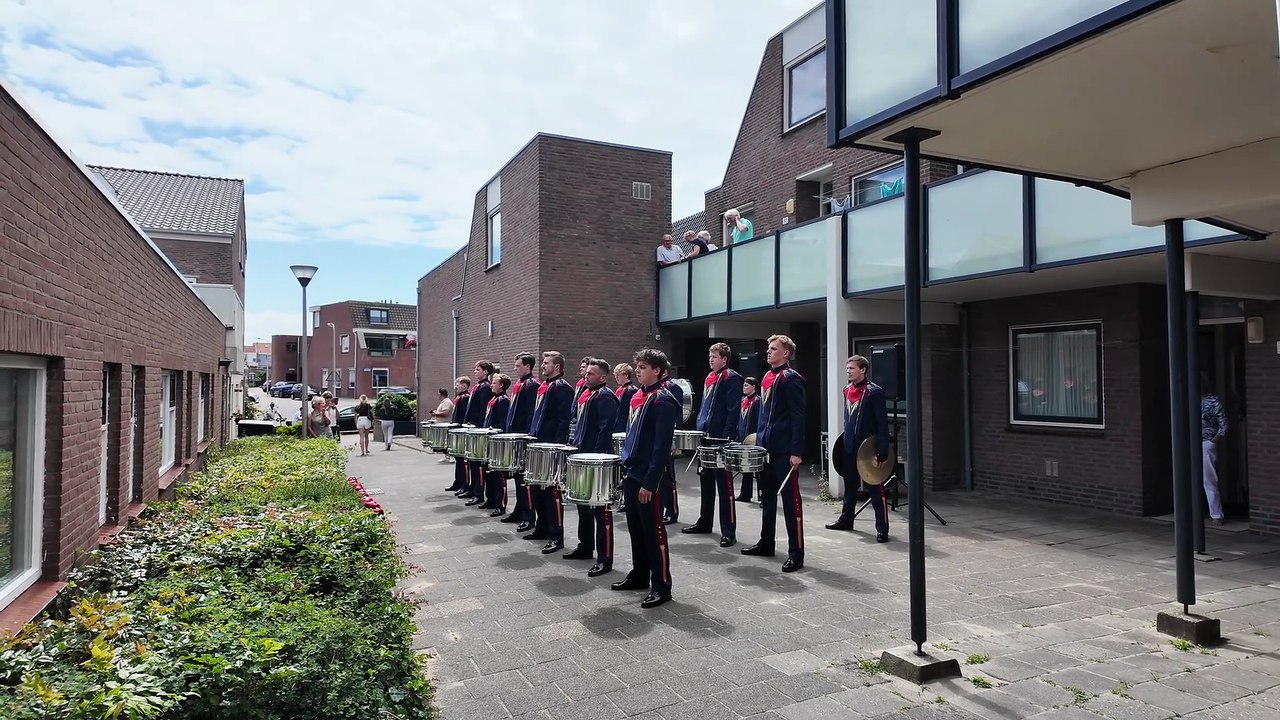 Tijdens Het Inspelen Maakt De Drumline Van Het Kamper Trompetter Krops Dr Een Hele Show Van Tijdens Streetparade On The Beach