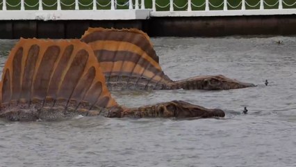 Un Spinosaurus navega por Bangkok
