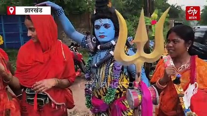 देवघर के इस शख्स के साथ भक्त क्यों ले रहे हैं सेल्फी?, जानने के लिए पढ़ें रिपोर्ट
