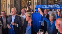 I tifosi dell'Union Brescia intonano il canto «Madonnina dai riccioli d'oro» davanti al presidente Pasini e alla sindaca Castelletti