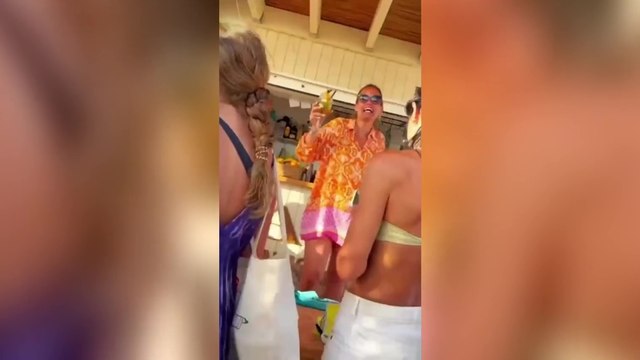 Sonia Bruganelli serve ai tavoli in un chiringuito a Formentera