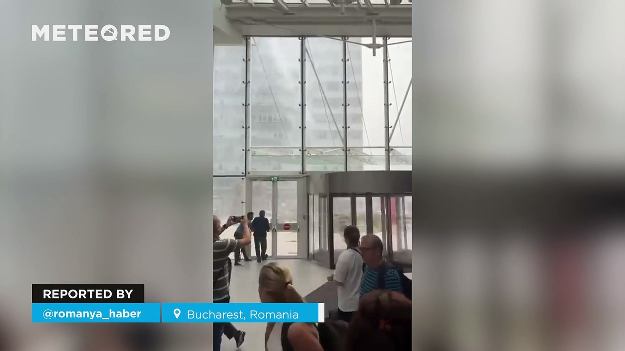 A massive storm is bringing extreme winds to Bucharest, Romania! Gusts reached over 100 km/h.