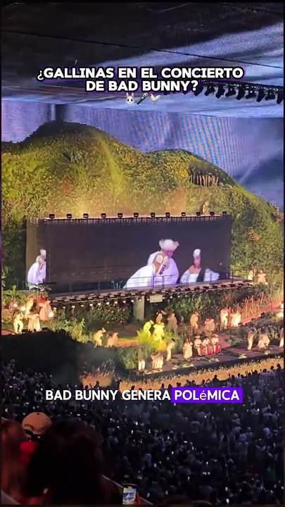 Durante su residencia “No Me Quiero Ir De Aquí” en Puerto Rico,#ConejitoMalinclusión de gallinas vivas en la escenografía que recrea un ambiente rural