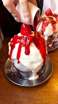 Honeybee's unique ice cream! Natural shaved ice, thin shavings, and homemade tea leaves