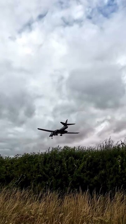 "BAD TO THE BONE" B-1B Lancer Arrives at RAF Fairford for RIAT 2025! USAF Bomber Lands! 轟炸機 🇺🇸