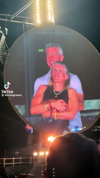 Oups... Un célèbre PDG surpris avec sa maîtresse par une caméra au concert de Coldplay (Vidéo)