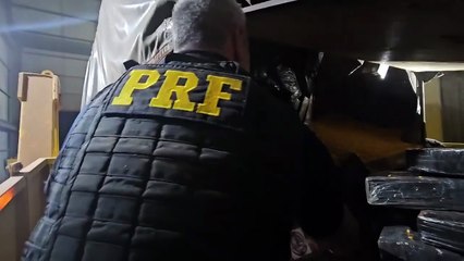 PRF apreende quase 9 ton de maconha escondidas sob carga em Guaíra