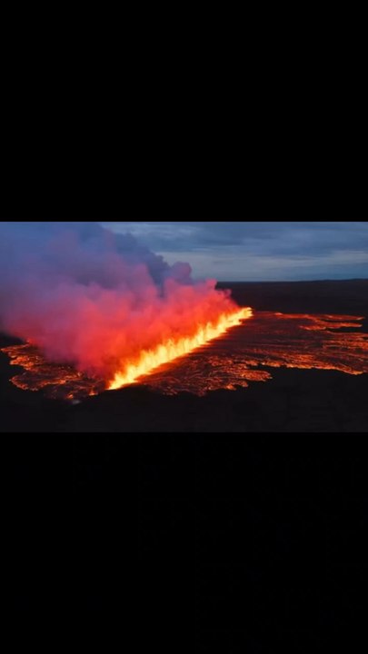 Spectaculaire éruption du volcan Reykjanes en IslandeLe volcan Reykjanes est entré en éruption, libérant des coulées de lave incandescentes sur plusieurs kilomètres 🌋🔥