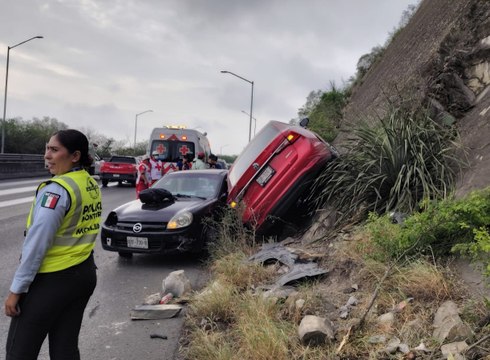 Accidente vial provoca tráfico vial en avenida Paseo de los Leones