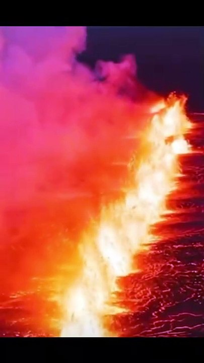 🇮🇸🌋 FLASH – Le volcan Reykjanes entre en éruption en Islande Une fissure géante a déchiré la terre près de Sundhnúkur, libérant des coulées de lave incandescentes sur plusieurs kilomètres ⚠️🔥 Des dizaines d’habitants et touristes évacués...