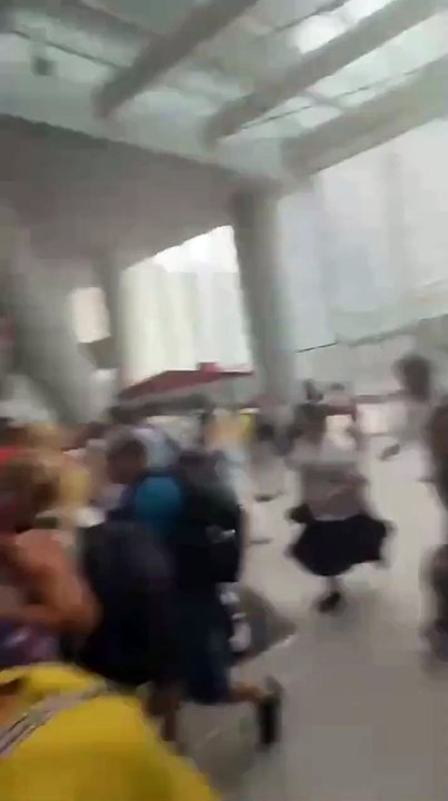 🇷🇴📍 FLASH – Orage express à Bucarest : 1 mort sous un toit envolé Entre 17h30 et 18h00 hier, un orage ultra-violent accompagné de rafales jusqu’à 90 km/h a ravagé la zone d’Otopeni ⚠️