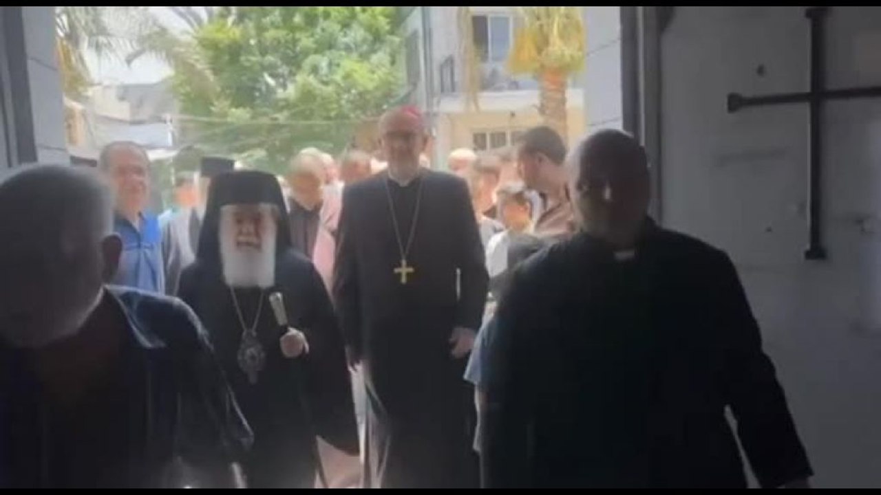 Il cardinale Pizzaballa in visita nella chiesa colpita a Gaza