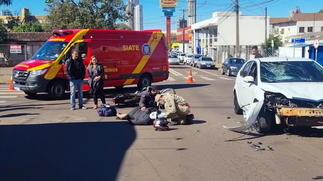 Forte colisão entre carro e moto deixa duas pessoas feridas na Rua São Paulo