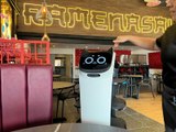 Conoce a Misu, la gatita robot que sirve ramen en este restaurante de Escobedo