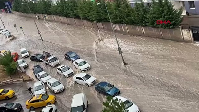 Ankara'yı yaz ortasında sel aldı: Yollar göle döndü