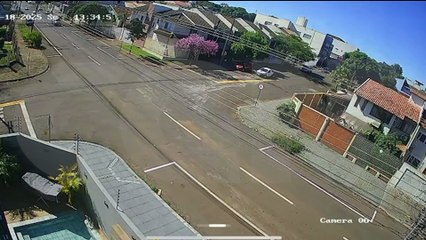 Câmera de segurança flagra capotamento cinematográfico no Parque São Paulo